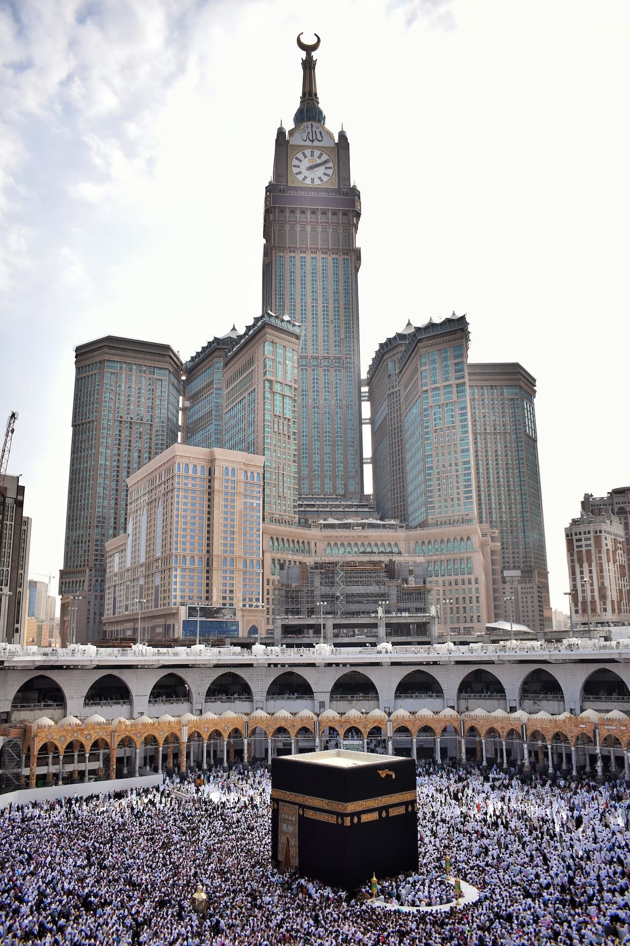 La Kaaba ainsi que la tour horloge.