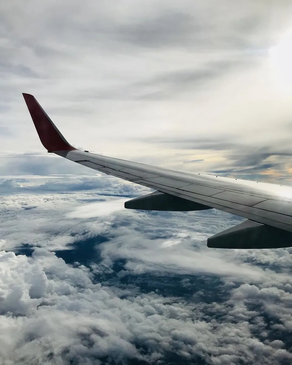 Un avion en plein vol en direction de La Mecque pour effectuer le voyage de la Omra.
