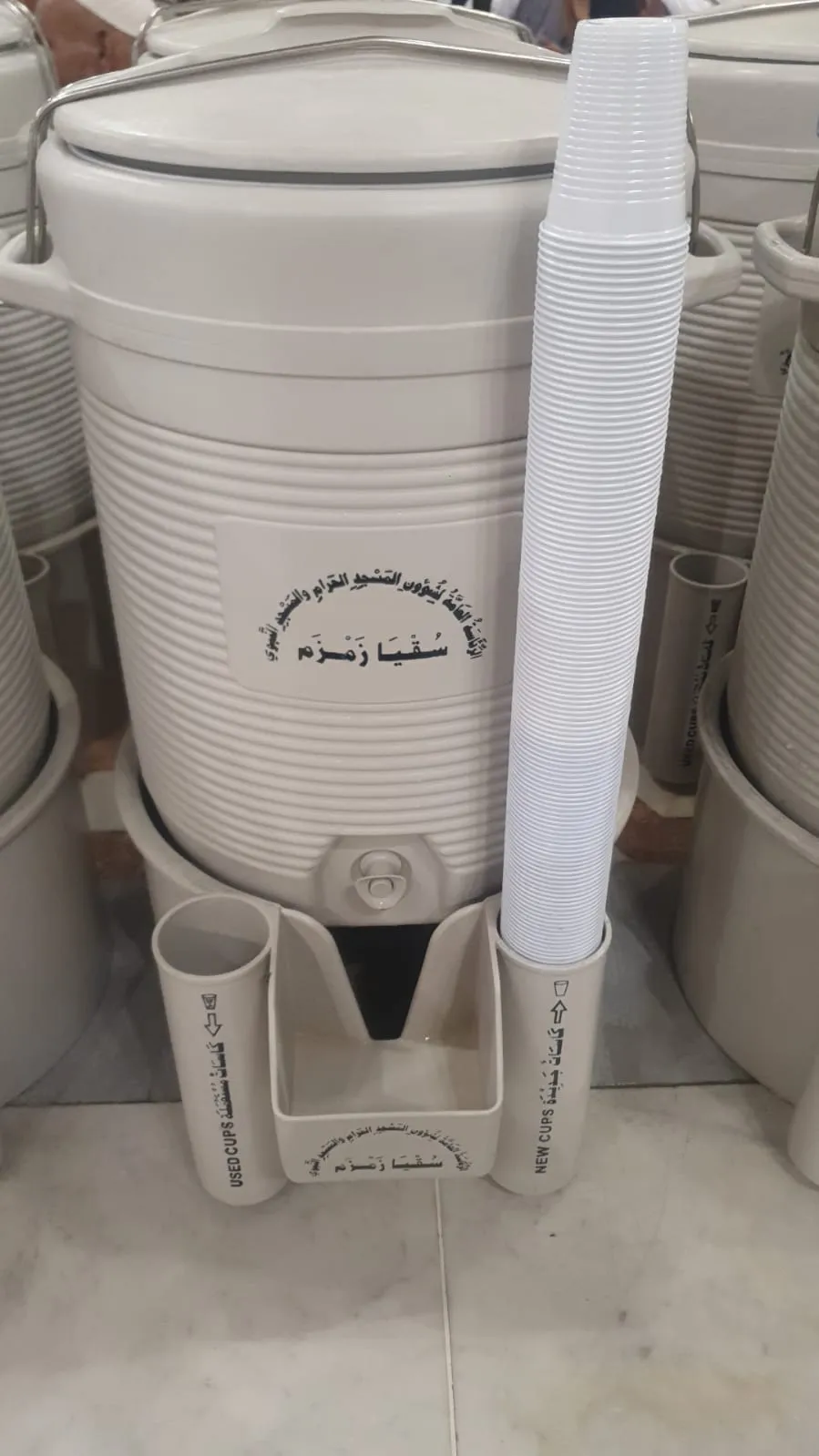 Un réservoir d'eau de zamzam.