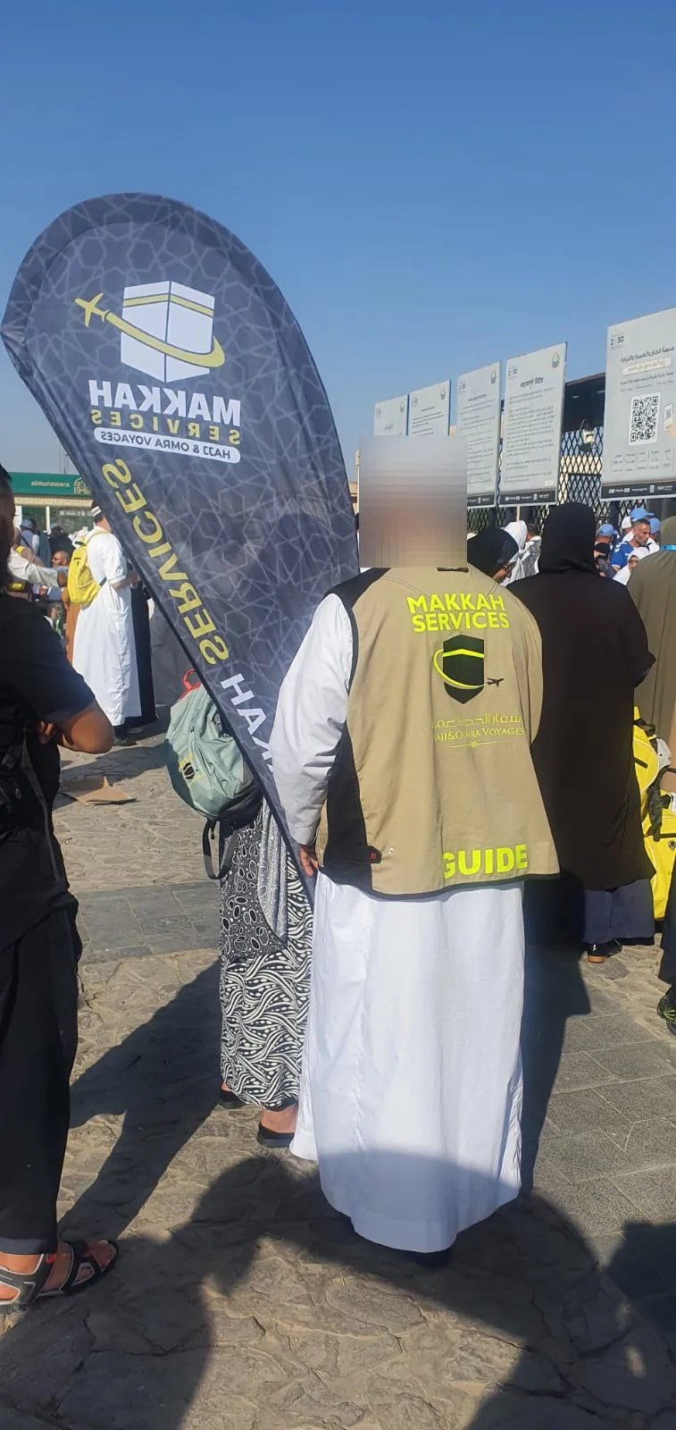 Un guide de l'équipe Makkah Services.