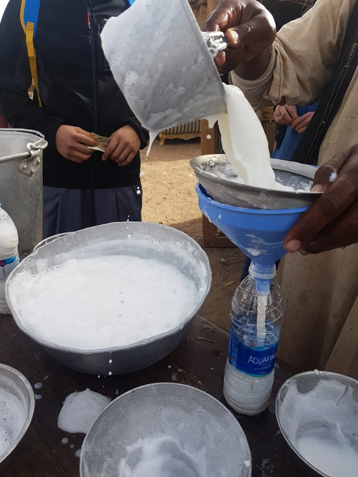 Une dégustation lait de chamelle pendant un voyage en Omra.