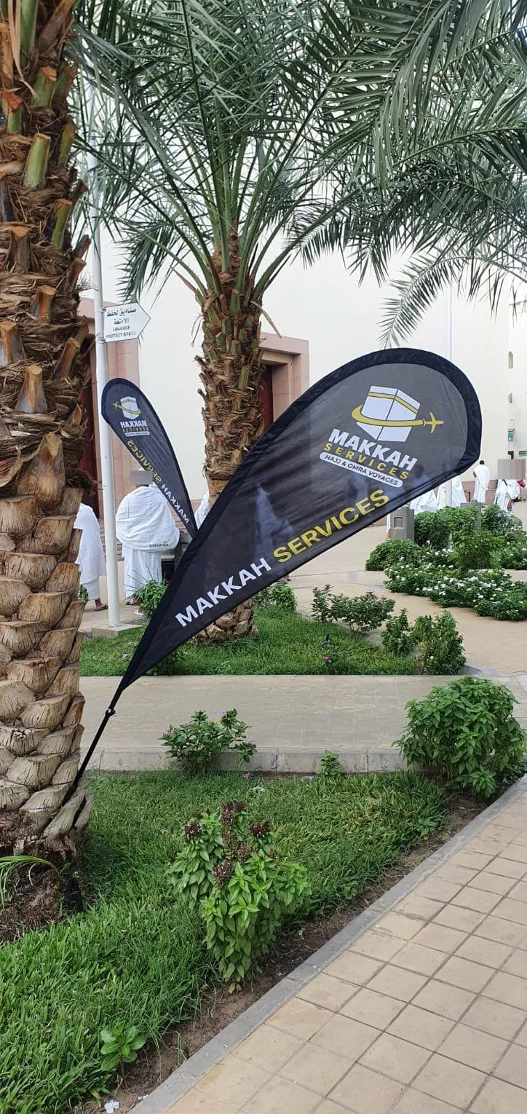 Stand Makkah Services avec panneau pendant l'arrêt au miqat pour l'état d'ihram.