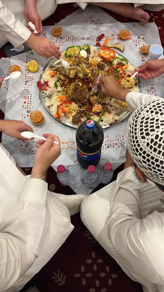 Partage d'un repas en groupe.
